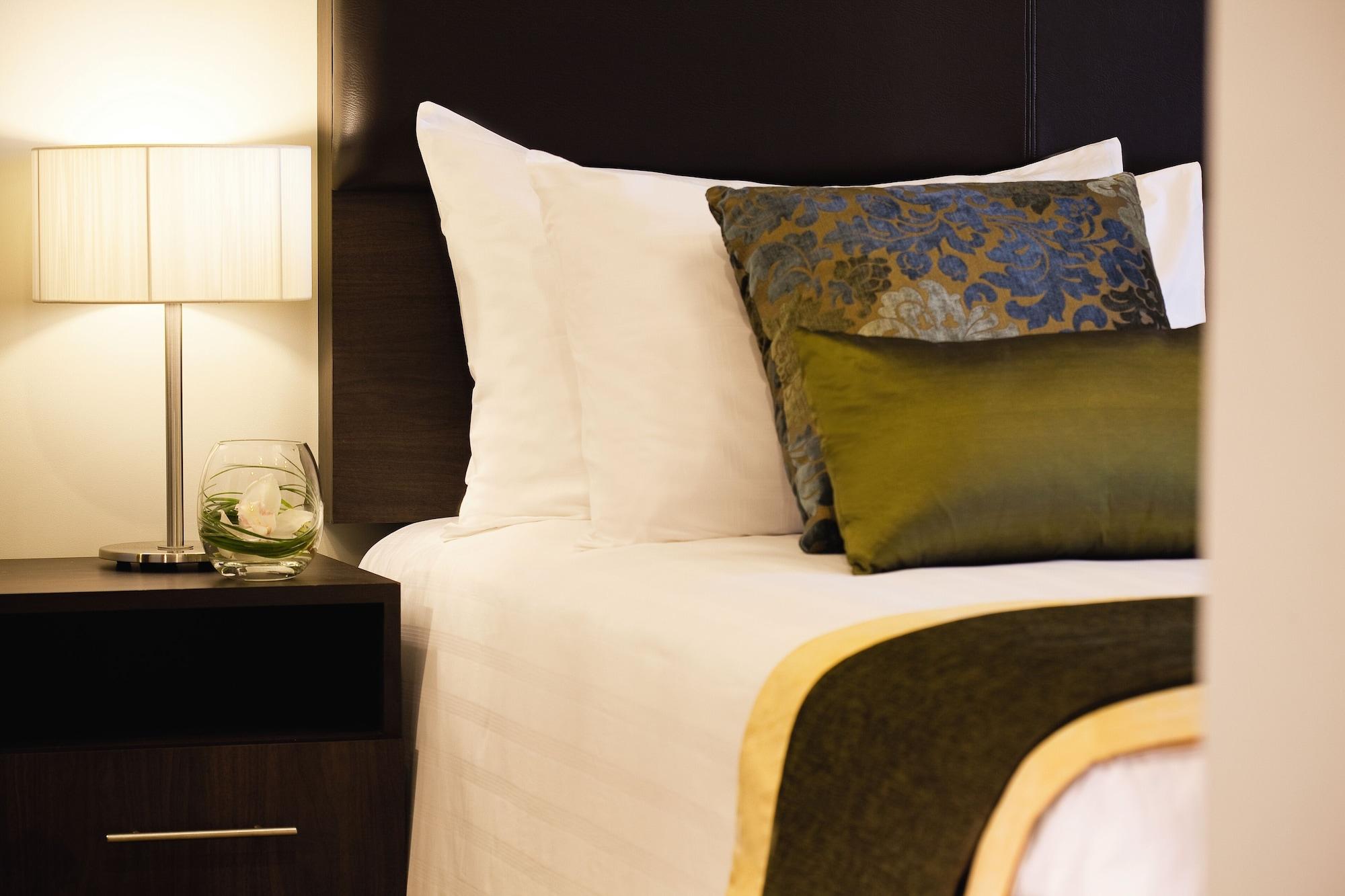 Moevenpick Hotel Apartments Al Mamzar Ντουμπάι Εξωτερικό φωτογραφία A bed with a throw