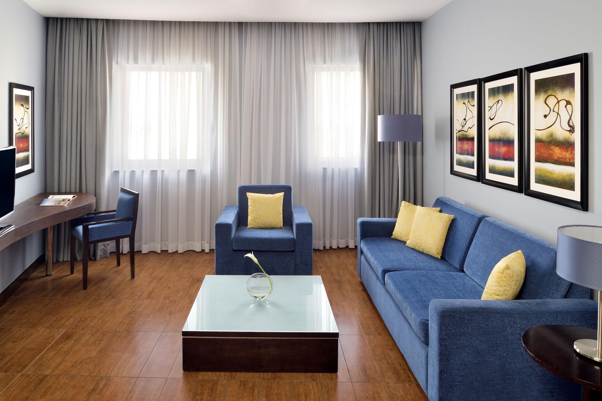 Moevenpick Hotel Apartments Al Mamzar Ντουμπάι Εξωτερικό φωτογραφία A living room with a sofa