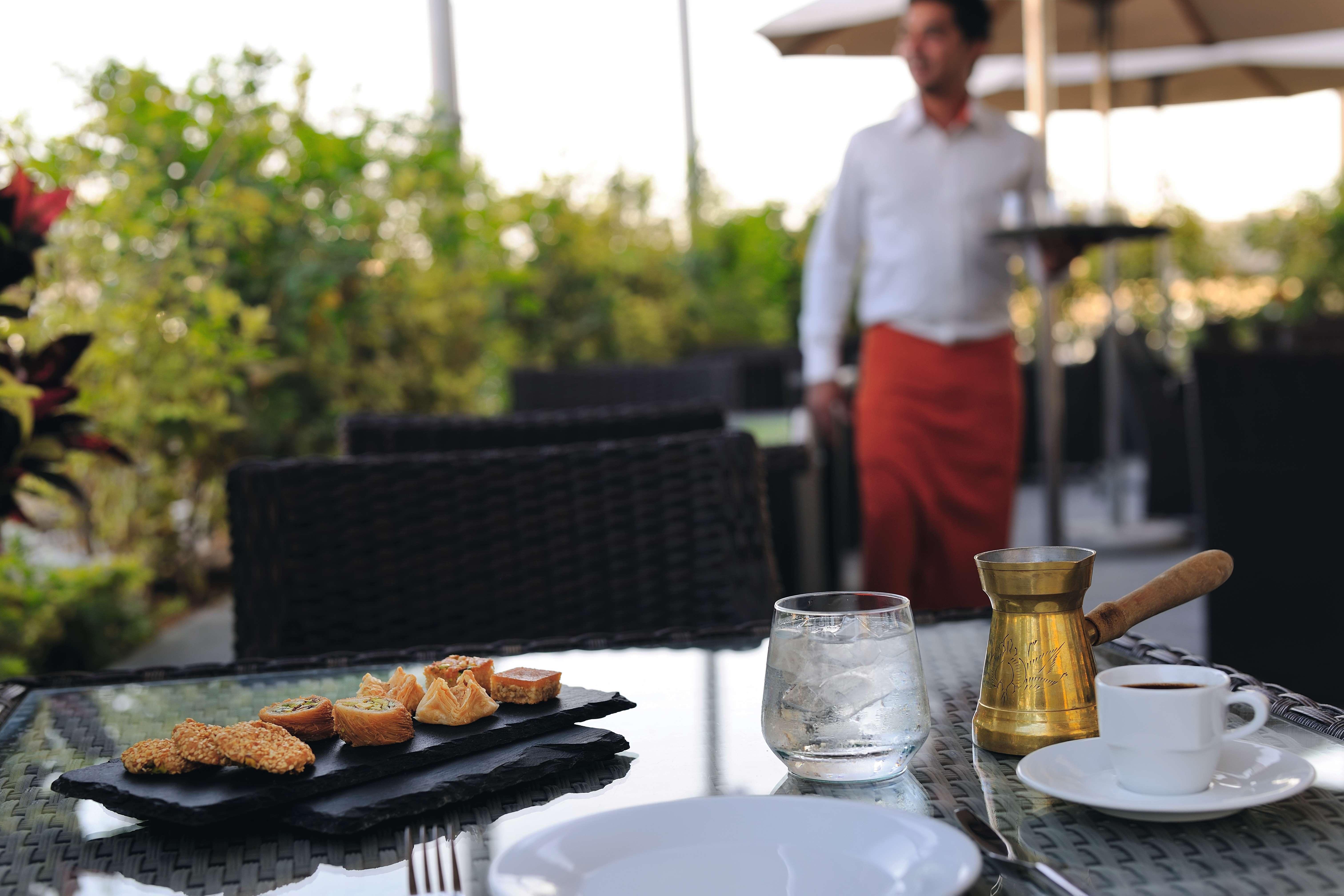 Moevenpick Hotel Apartments Al Mamzar Ντουμπάι Εξωτερικό φωτογραφία A waiter at work
