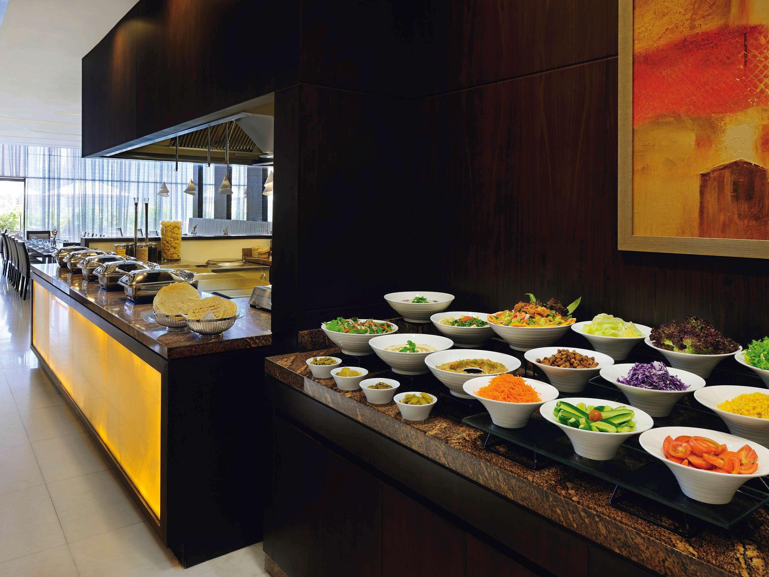 Moevenpick Hotel Apartments Al Mamzar Ντουμπάι Εξωτερικό φωτογραφία A salad bar