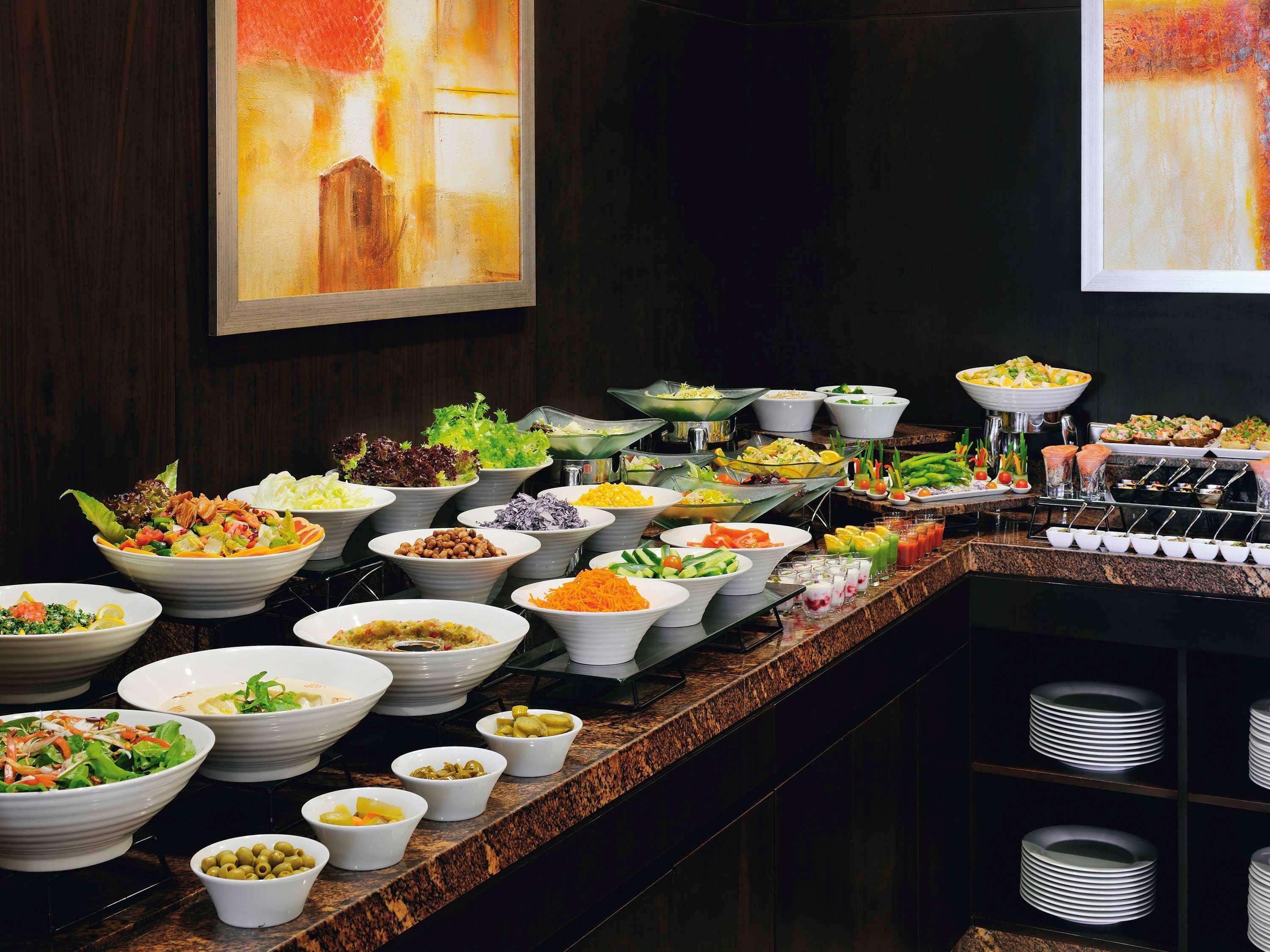 Moevenpick Hotel Apartments Al Mamzar Ντουμπάι Εξωτερικό φωτογραφία A salad bar