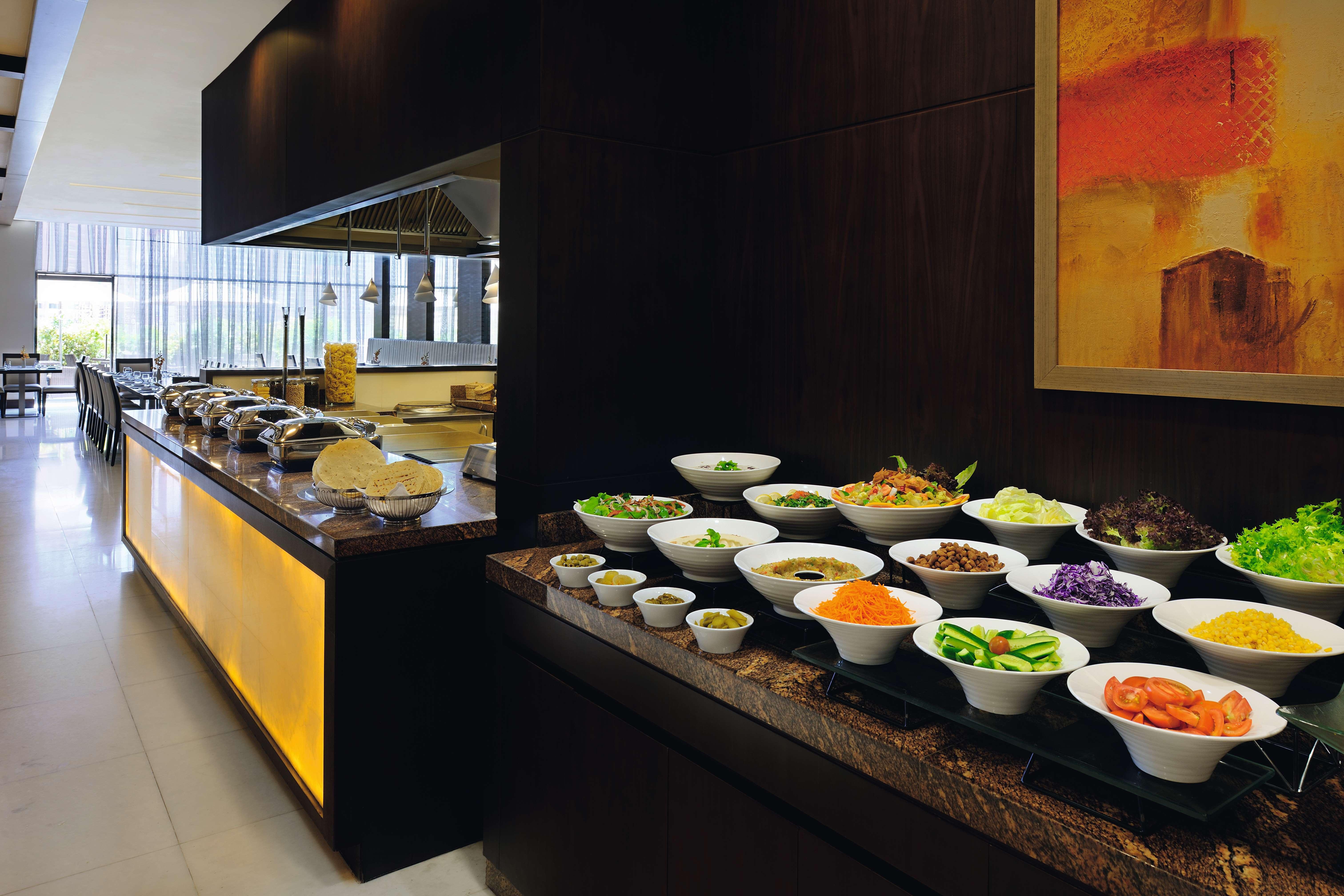 Moevenpick Hotel Apartments Al Mamzar Ντουμπάι Εξωτερικό φωτογραφία A salad bar