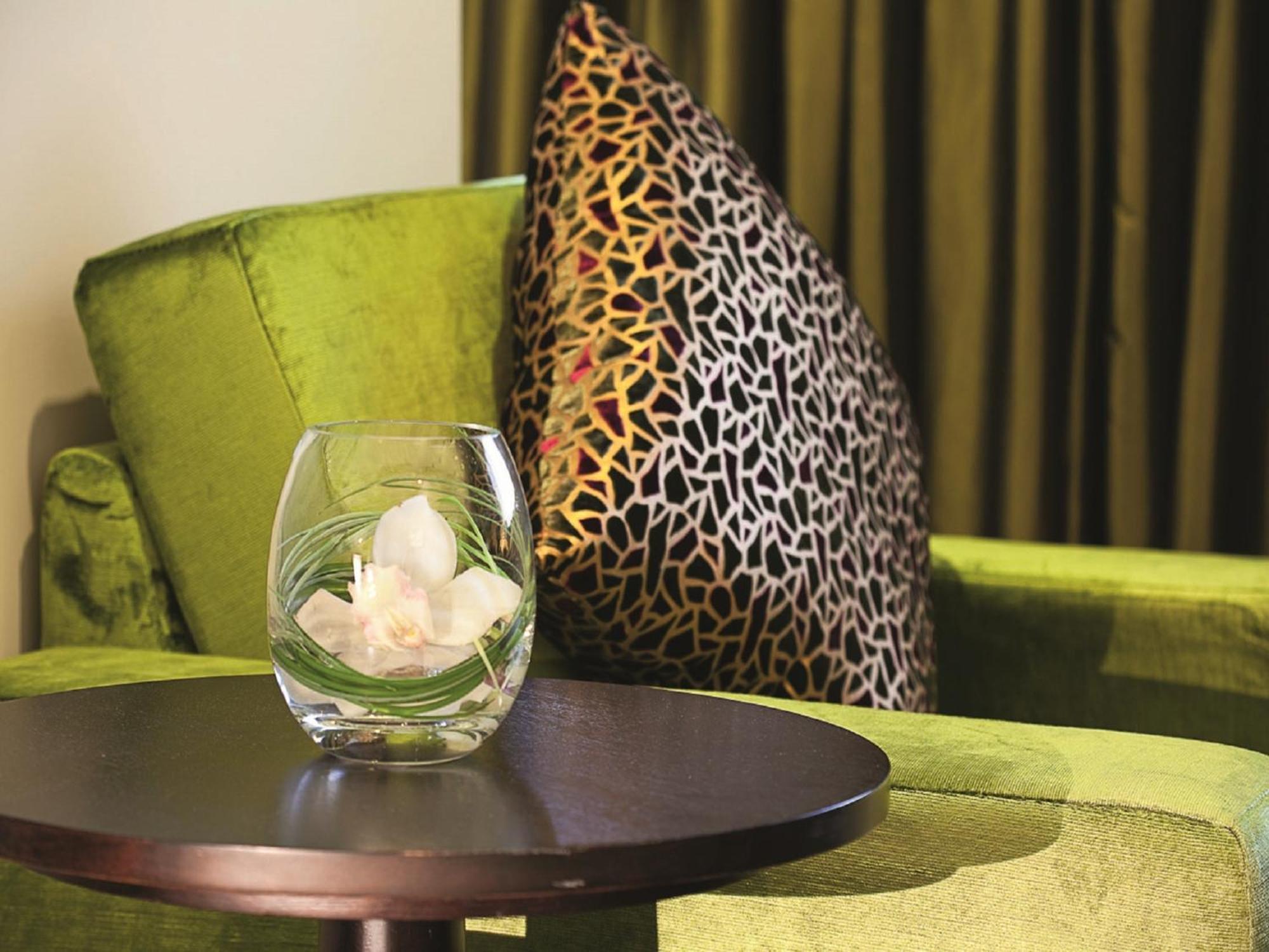 Moevenpick Hotel Apartments Al Mamzar Ντουμπάι Δωμάτιο φωτογραφία A green sofa