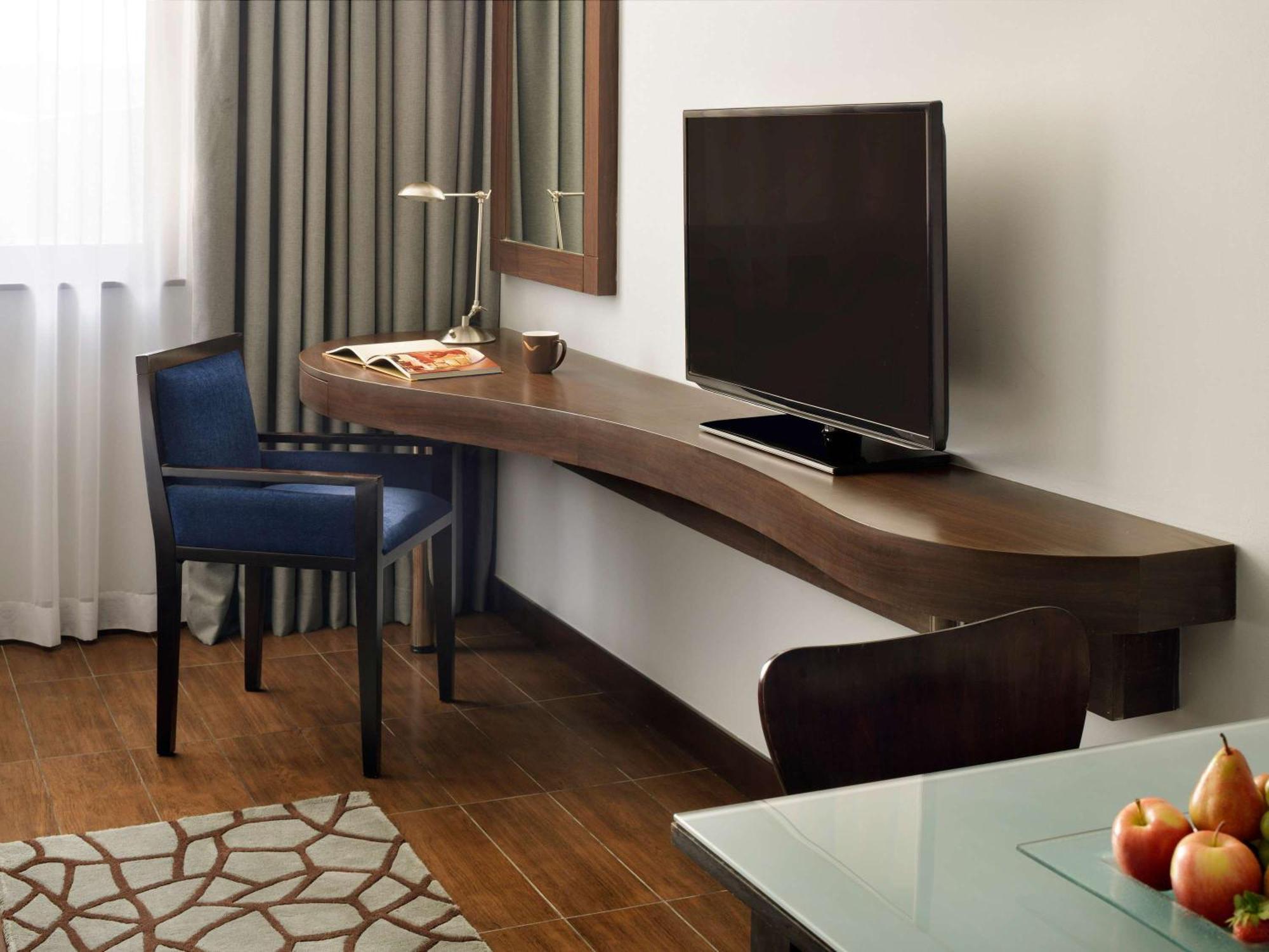 Moevenpick Hotel Apartments Al Mamzar Ντουμπάι Εξωτερικό φωτογραφία A television in a hotel room